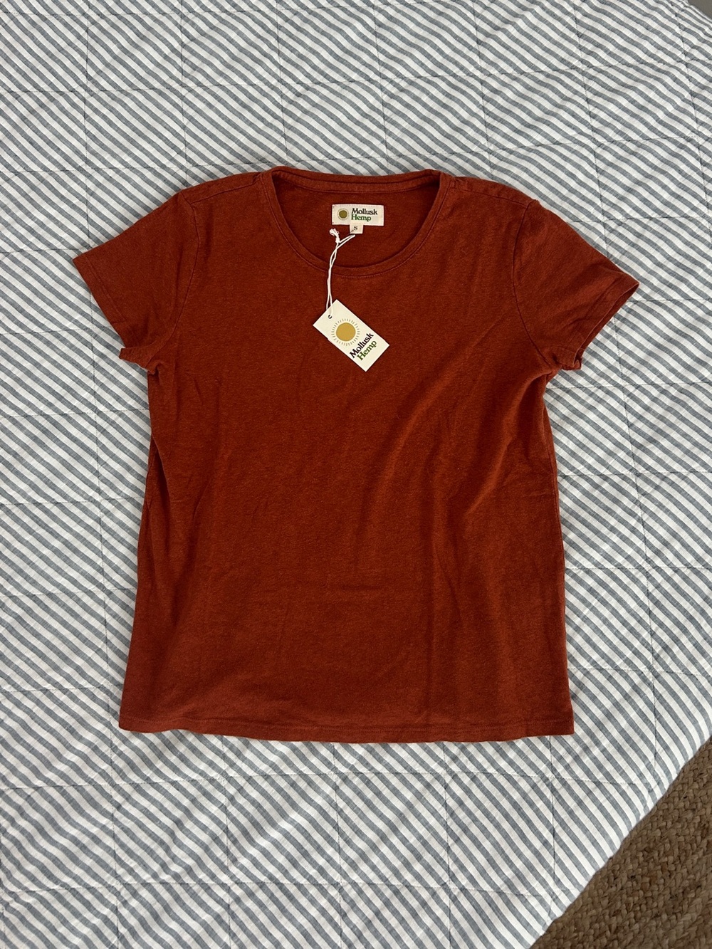 NWT Mollusk Hemp Cotton Essential Tee Shirt Small Womens Cognac Orange Surf Shop
